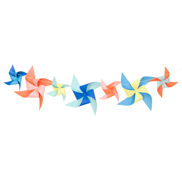 Have an amazing pool party with our special set including colourful tableware for eight guests and a vibrant pinwheel garland. 