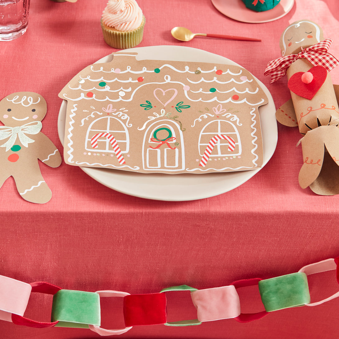 These Christmas plates are made in the shape of a gingerbread house, perfect to delight all the family.