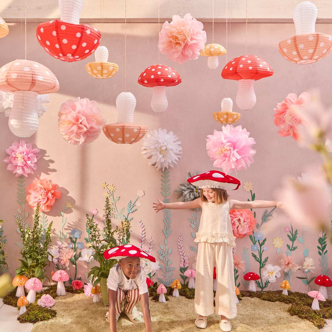 Our on-trend lanterns, in the shape of mushrooms, are perfect to light up any party or as hanging decorations.