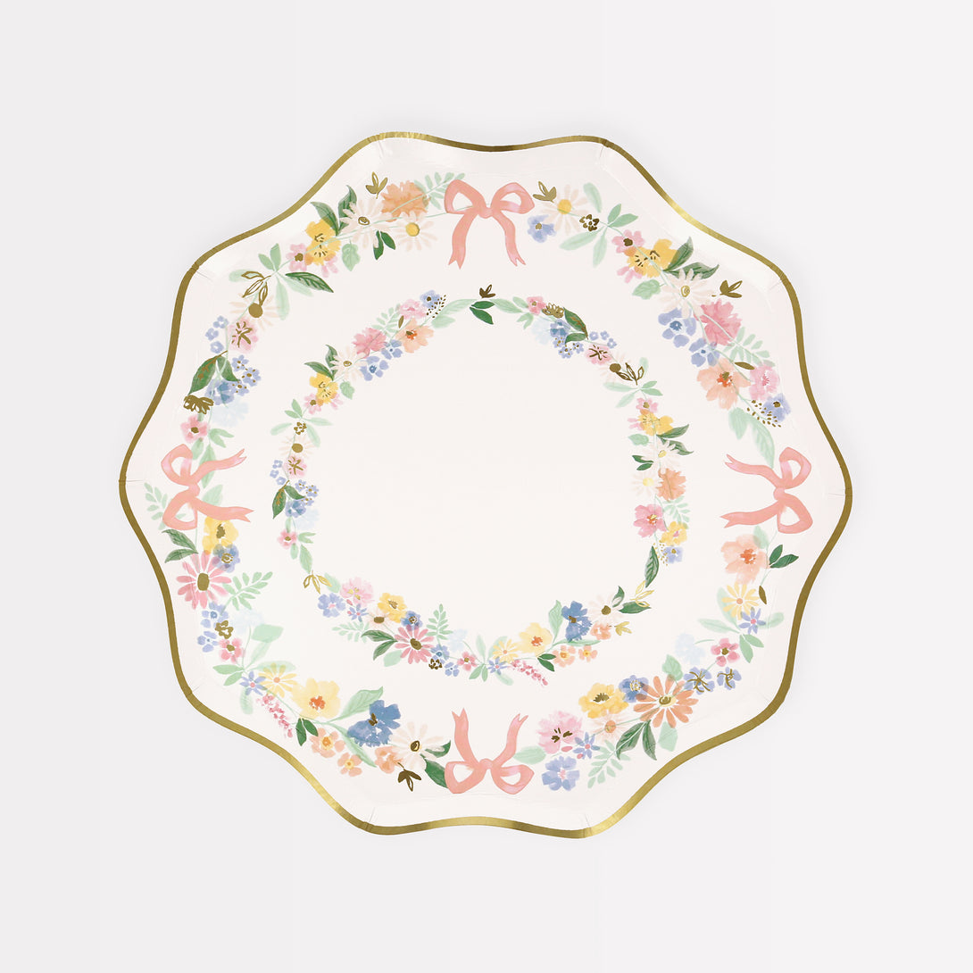 Our party plates, with a pretty flower and on-trend bow design, are really elegant.