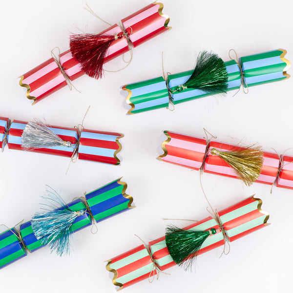 Our striped Christmas party supplies set includes plates, cups, napkins, crackers and 3 honeycomb decorations to add style and vibrancy. Image6