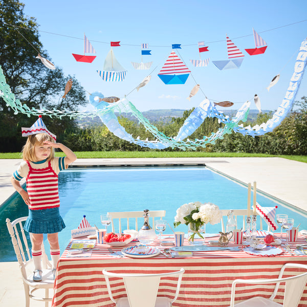 Add a touch of seaside fun to your nautical party with our special paper garland set, featuring striped boats, shiny fish and honeycomb waves. Image2