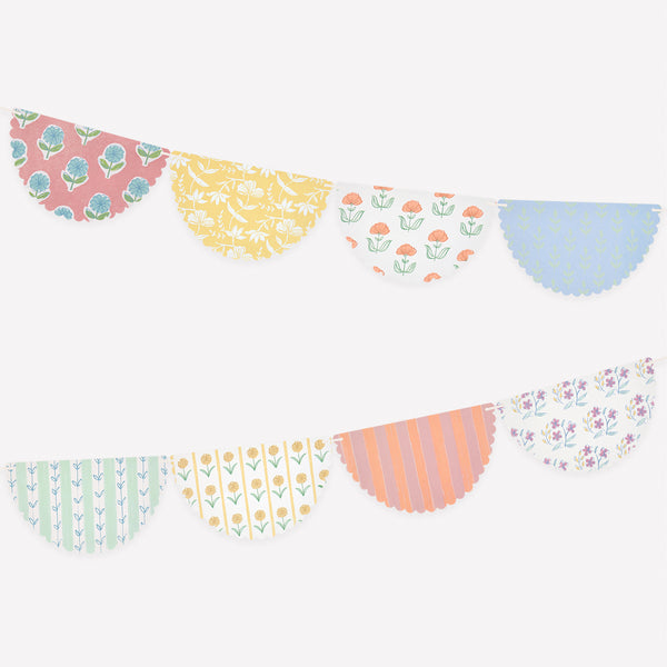 Our floral garland, made from premium paper, features summery shades, perfect to decorate a chic baby shower, birthday or garden party. Image1
