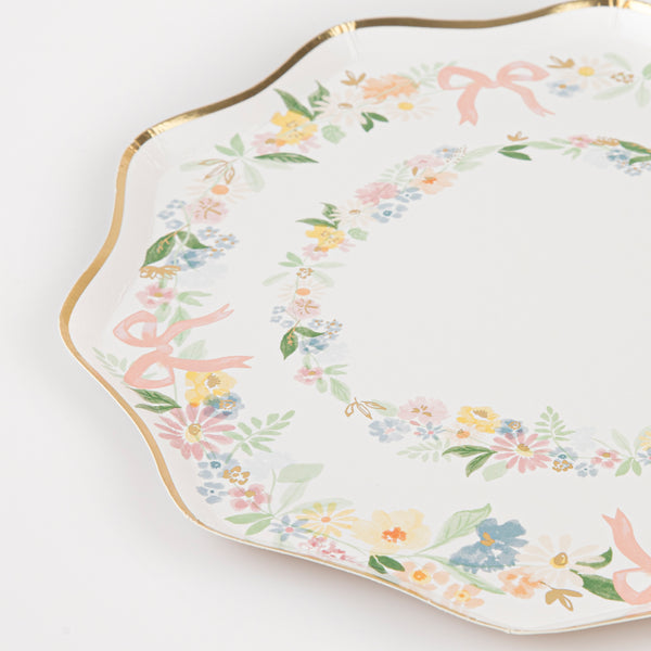 Our party plates with a pretty floral design are elegant and stylish. Image3
