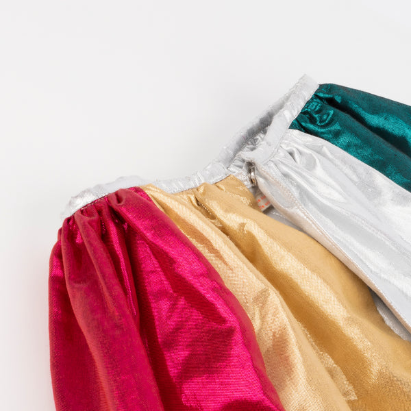 Our lamé metallic fabric cape in 6 colours is perfect for dress up for kids. Image4