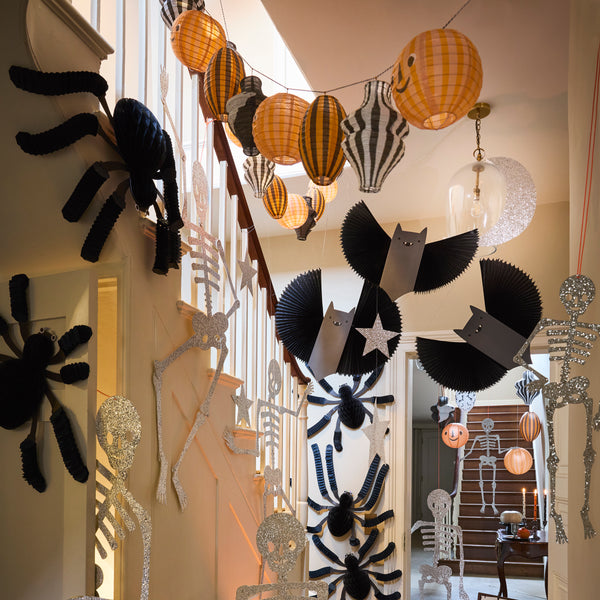 Our paper garland features mini Halloween lanterns in seasonal colours with fun icons, a special way to decorate your party room. Image2