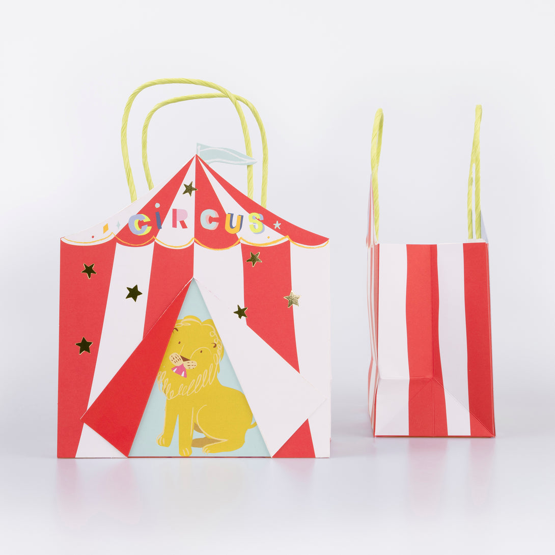 Our circus party set has all you need to make your party a success, with a circus garland, plates, napkins, cups and party bags. 