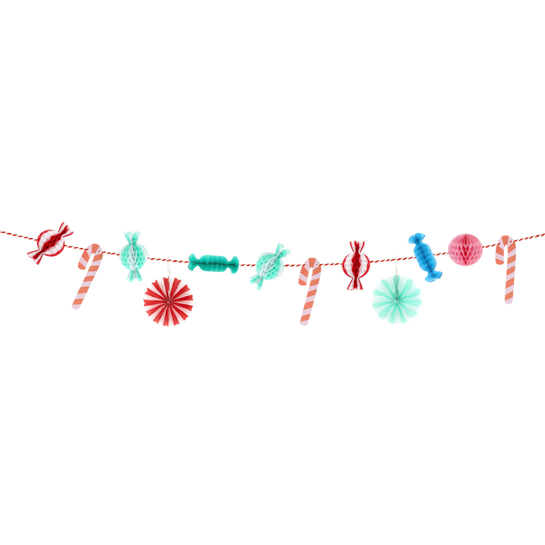 Use our small Christmas garland, with 3D paper sweets, paper candy canes and paper fans, for a decorative, nostalgic touch Image5