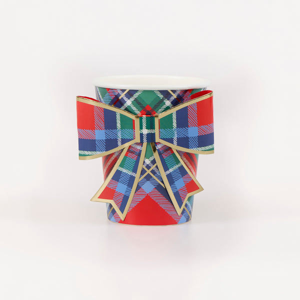 Our Christmas cups, made from paper and suitable for hot and cold drinks, feature tartan designs and big bows for decorative appeal. Image4
