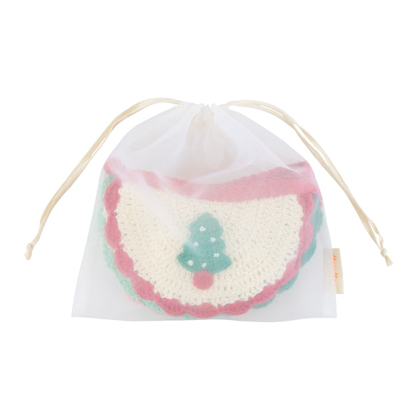 Our Christmas crochet garland featuring festive icons is perfect for a nostalgic charming decoration to use year after year. Image6