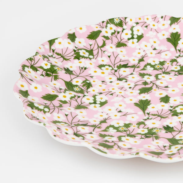 Our large reusable plates feature Liberty print designs, making them the perfect party plates for garden parties, afternoon tea or picnics. Image3