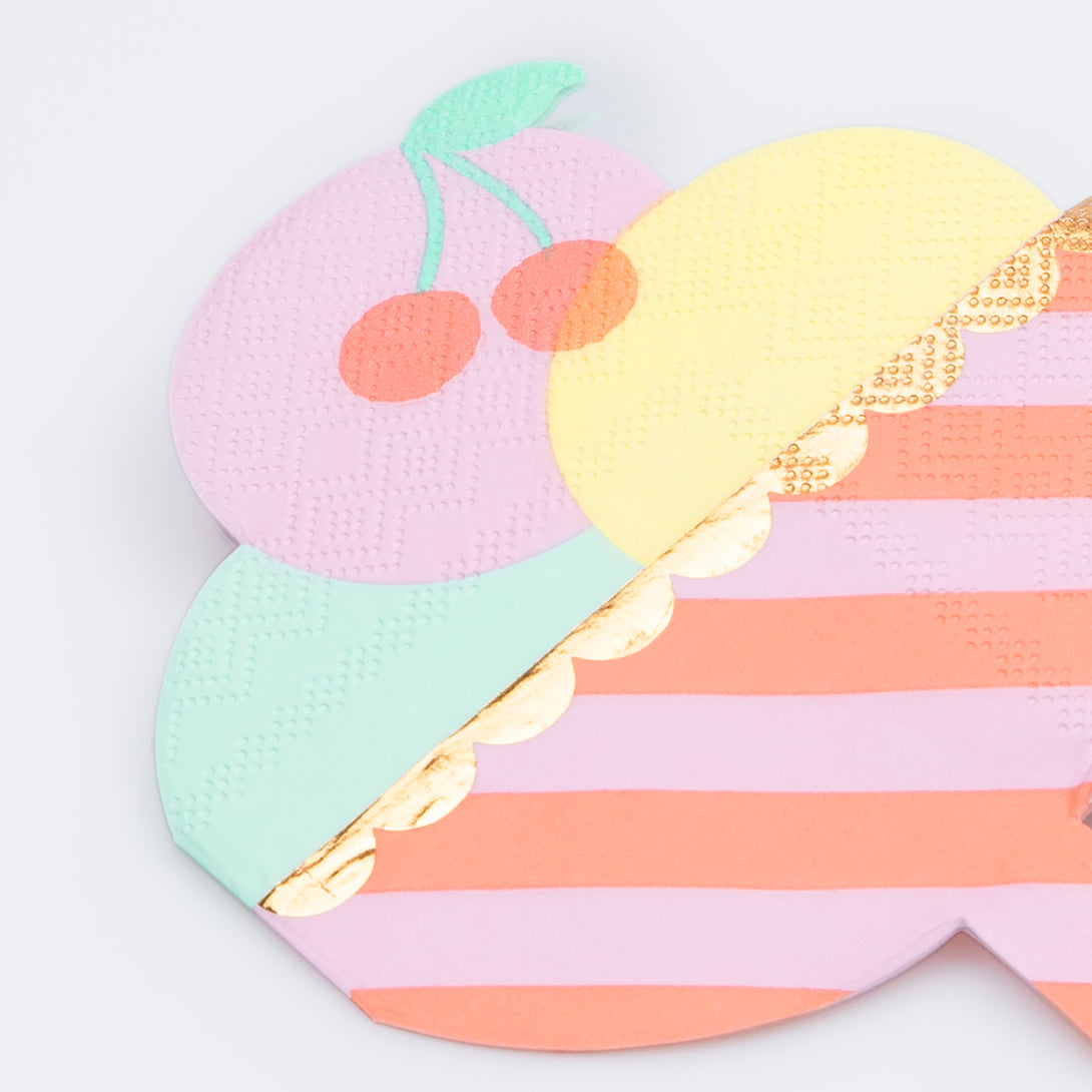 Our ice cream party set is ideal for celebrations with a summery vibe, includes tableware, ice cream tubs and spoons and a garland.  Image8