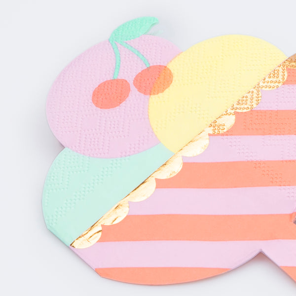 Our ice cream party set is ideal for celebrations with a summery vibe, includes tableware, ice cream tubs and spoons and a garland.  Image8