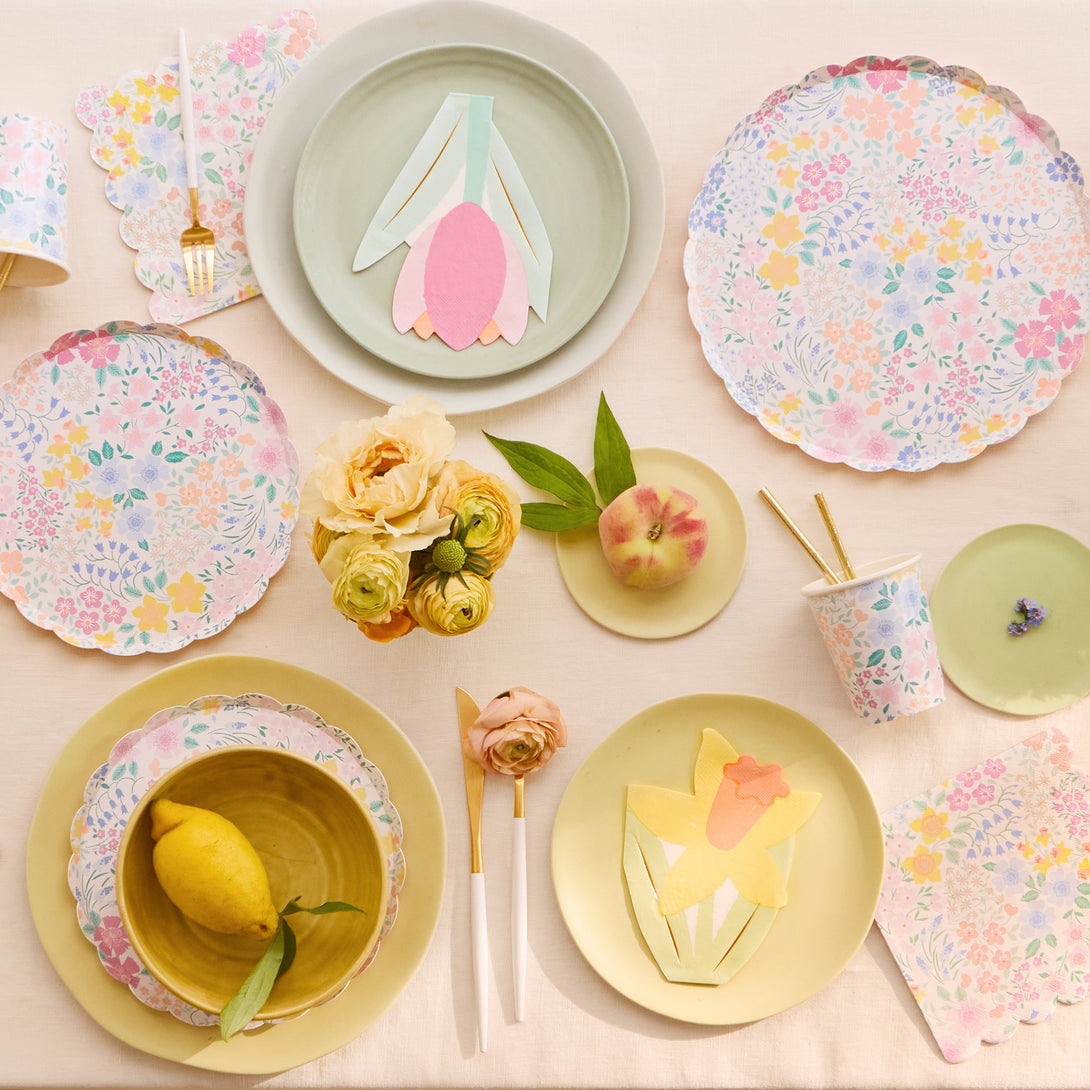 Our paper plates, with a pretty floral design, are the ideal bridal shower plates, baby shower plates or picnic plates.