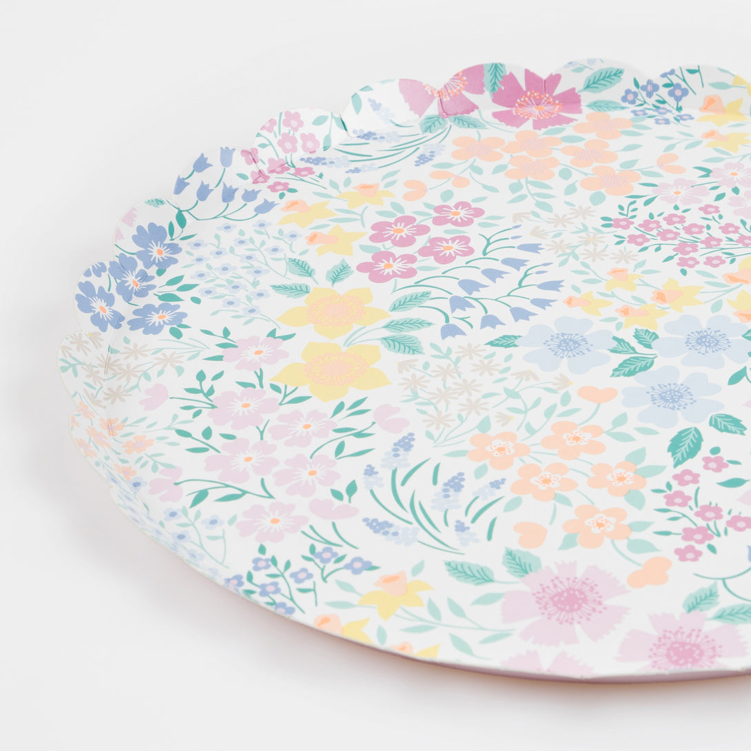 Our paper plates, with a pretty floral design, are the ideal bridal shower plates, baby shower plates or picnic plates.