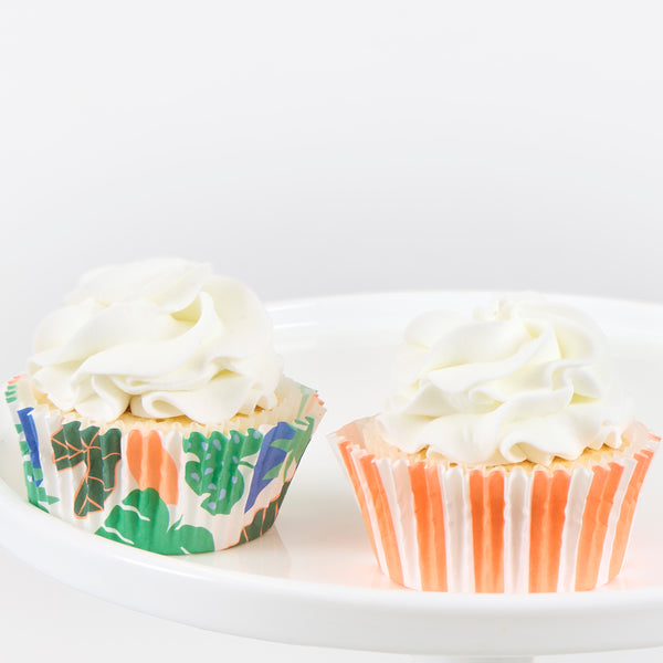 Our jungle cupcake kit features 24 rainforest animal cake toppers and 24 vibrant cupcake cases, perfect for a jungle party. Image6