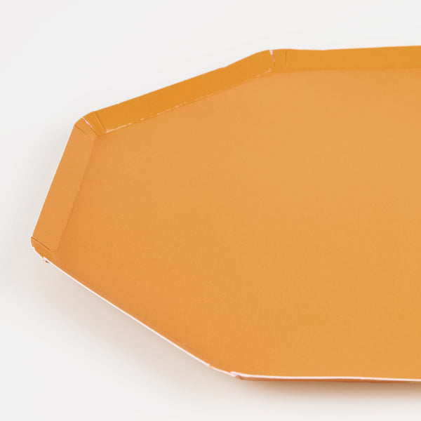 Our yellow party plates have an octagonal shape, and colour on both sides, for an elegant effect. Image2