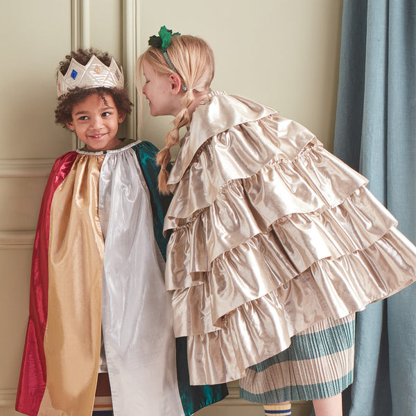 Our lamé metallic fabric cape in 6 colours is perfect for dress up for kids. Image2