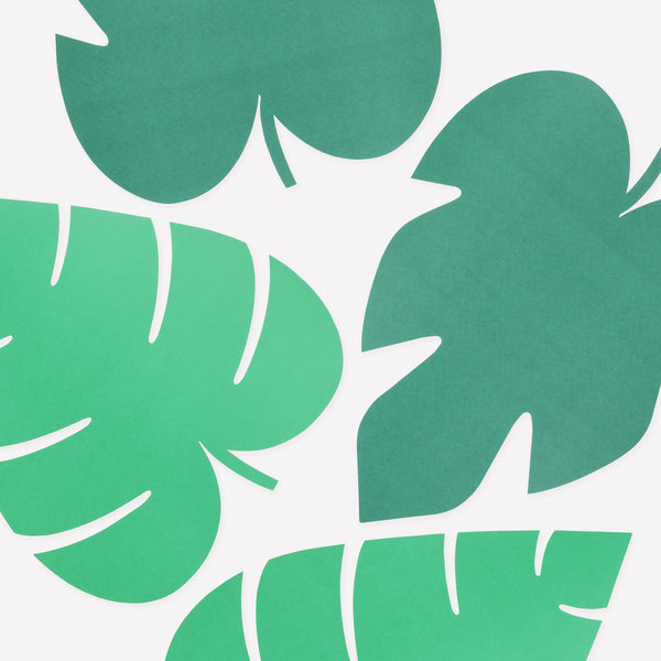 Make your jungle party come to life with our special set which includes tableware, party masks and vibrant garlands. 