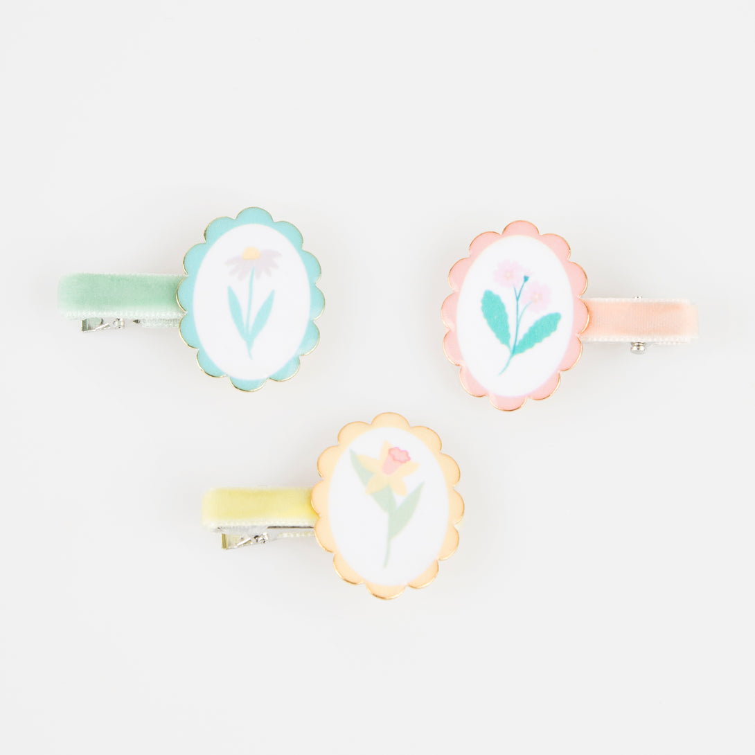 Our charming hair clips, with pretty pastel flower cameos, make great party bag gifts.