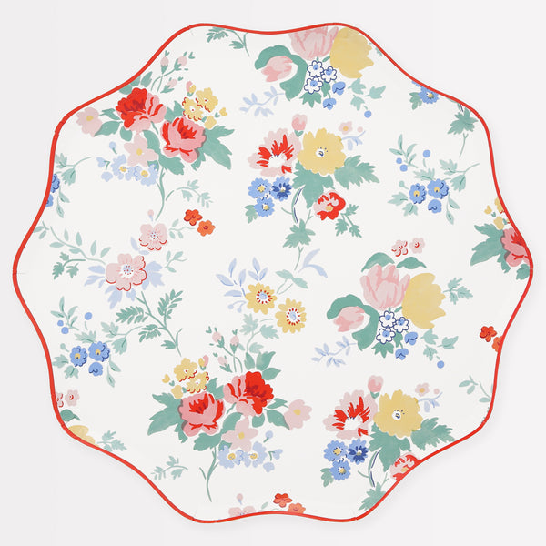 Use our paper dinner plates, with a wonderful vintage-style floral design with pops of modern red, for any sophisticated meal.