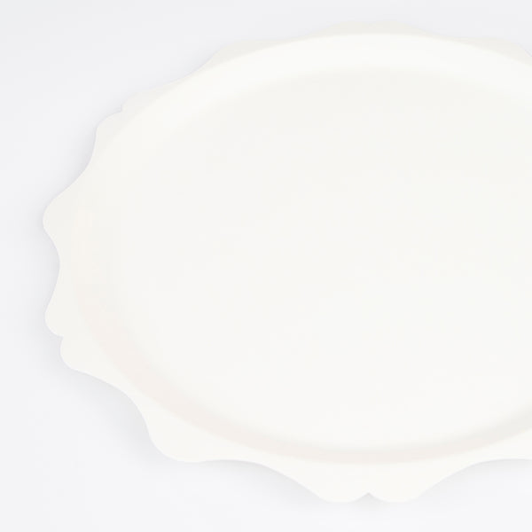 Our compostable plates, made in a small size from bamboo and sugar cane, have a classic cream colour ideal for bridal shower plates. Image3
