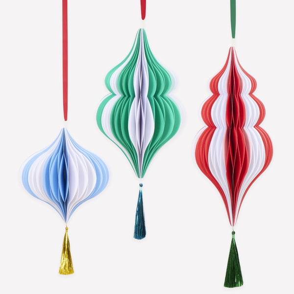 Our striped Christmas party supplies set includes plates, cups, napkins, crackers and 3 honeycomb decorations to add style and vibrancy. Image2