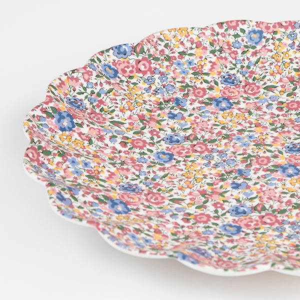 Use this small plate, crafted from melamine with a floral Liberty print design, as a buffet plate or for picnics, garden parties or afternoon tea. Image3