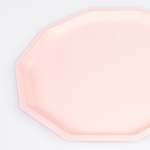Our compostable pink plates, made from bamboo and sugar cane, are ideal for any special party where pink will add the perfect touch. Image3