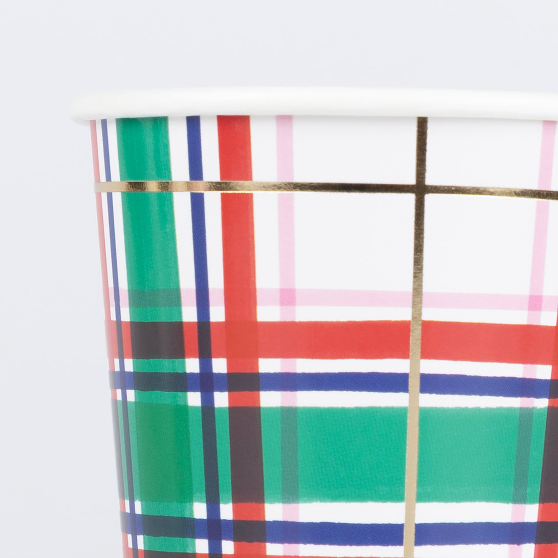 Our party cups, made from high-quality paper with a charming tartan design, are ideal for hot or cold Christmas drinks. Image2