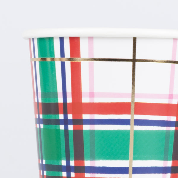 Our party cups, made from high-quality paper with a charming tartan design, are ideal for hot or cold Christmas drinks. Image2