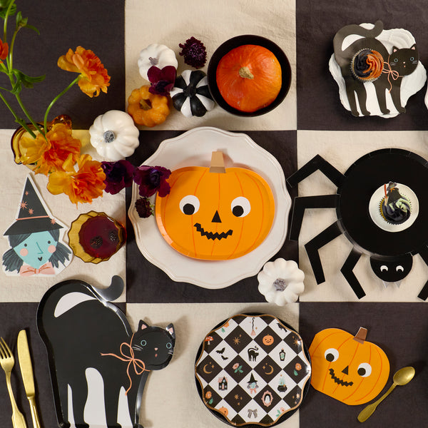 Our Halloween party napkins, in the shape of a black cat, will give a playful look to your party table and are perfect for practical use too. Image2
