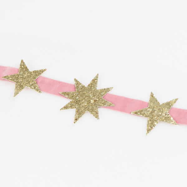 Our Christmas crowns, made with pink velvet elastic ribbons and gold glitter stars, are  perfect to wear at parties and Christmas dinner. For 3+. Image2
