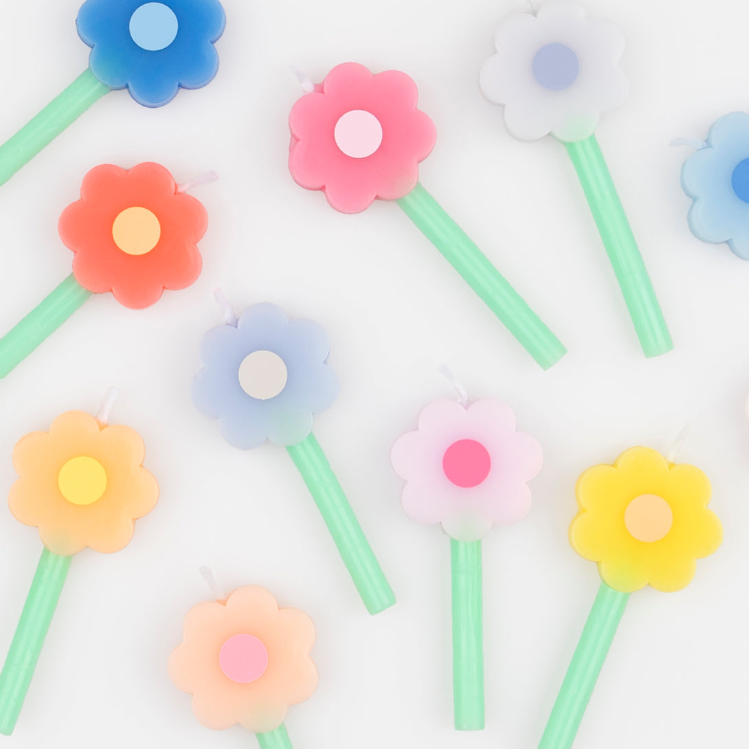 Our mini cake candles are made in the shape of colourful daisies, perfect as cake decorations.