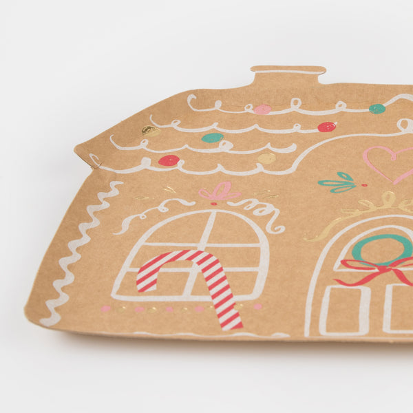These Christmas plates are made in the shape of a gingerbread house, perfect to delight all the family. Image3