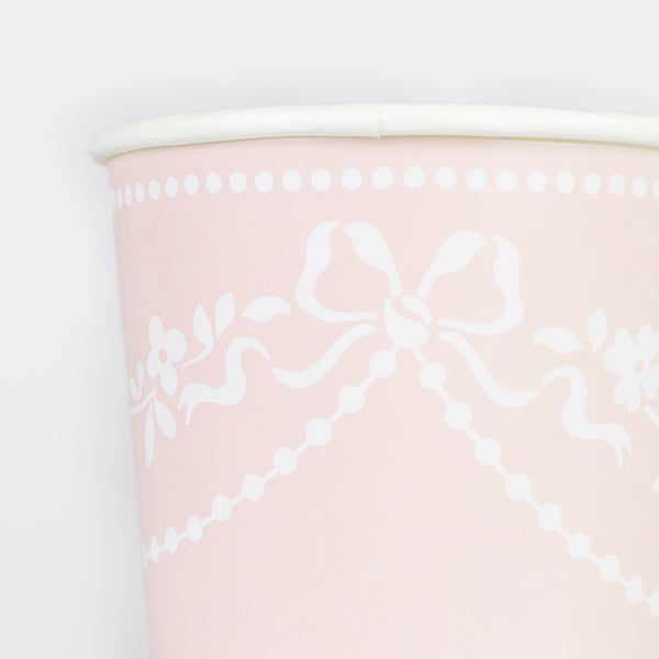 Our paper cups have a pretty pastel pink colour with white ornamental patterns, ideal for sophisticated servings of hot or cold drinks. Image3