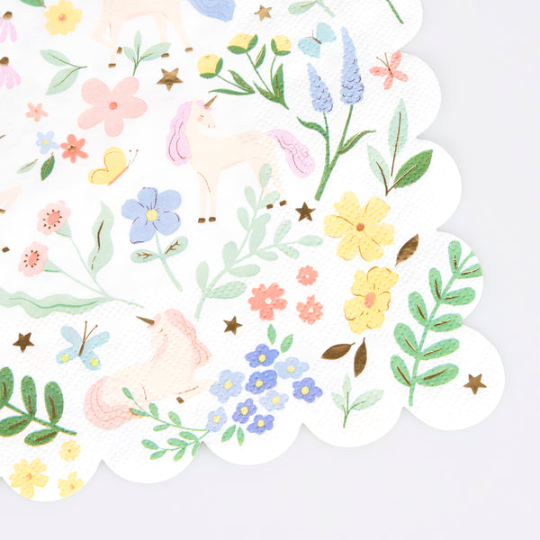 Make your unicorn party, or princess party, look amazing with our unicorn set including plates, napkins, party bags, birthday candles and a garland.