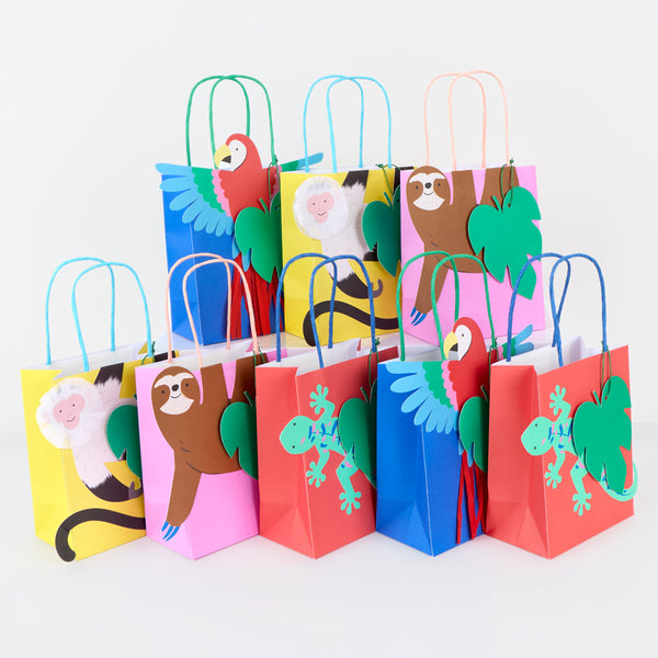 Make your jungle party end in style by handing guests our party favour bags, beautifully decorated with rainforest animals. Image1