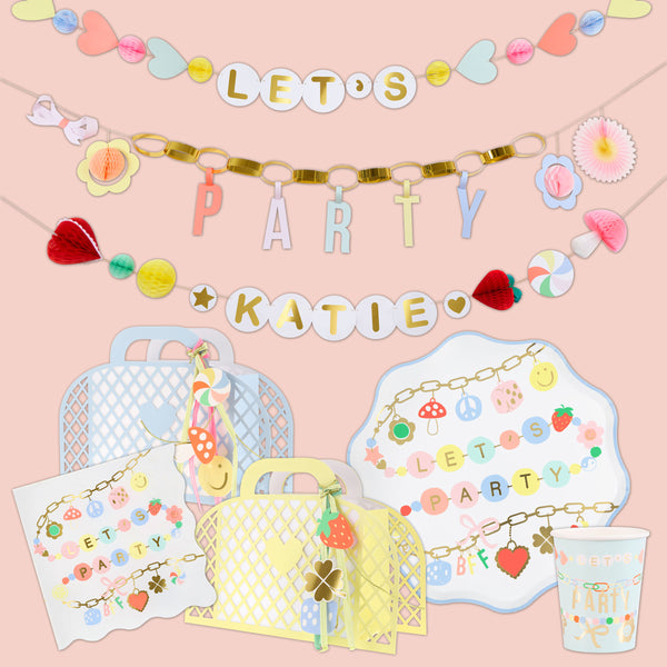 Make your birthday party look charming with our special party set featuring tableware and party bags for eight, and fun decorations. 