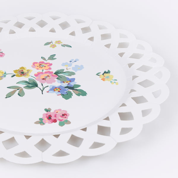 Our dinner plates, made from high-quality paper, feature a basketweave effect and pretty posy design, perfect for bridal showers. Image2