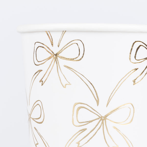 Use our disposable Christmas cups, with an elegant gold bow design, to serve your hot or cold Christmas drinks in. Image2