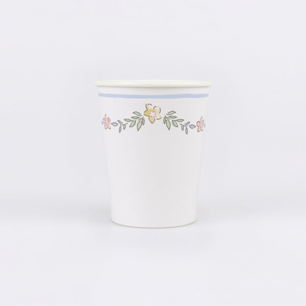 Our party cups, made from high-quality paper, feature a charming chintz-style design, and are suitable for hot and cold drinks. Image1
