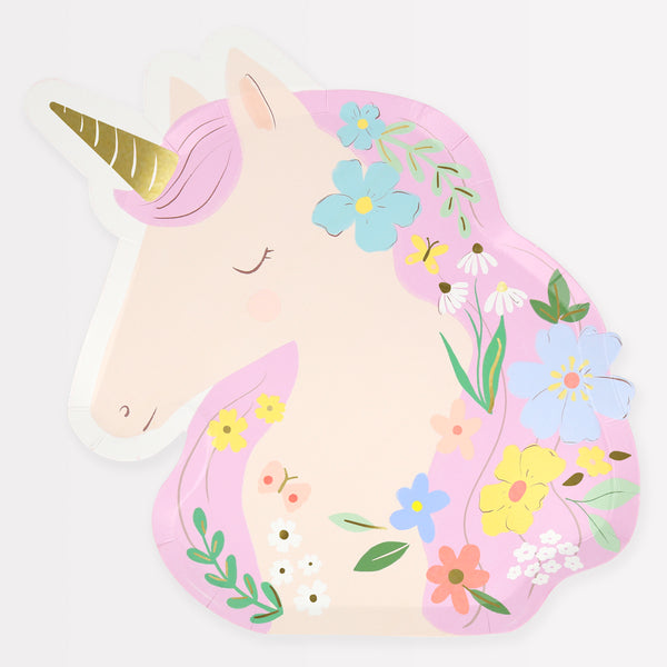 Make your unicorn party, or princess party, look amazing with our unicorn set including plates, napkins, party bags, birthday candles and a garland.
