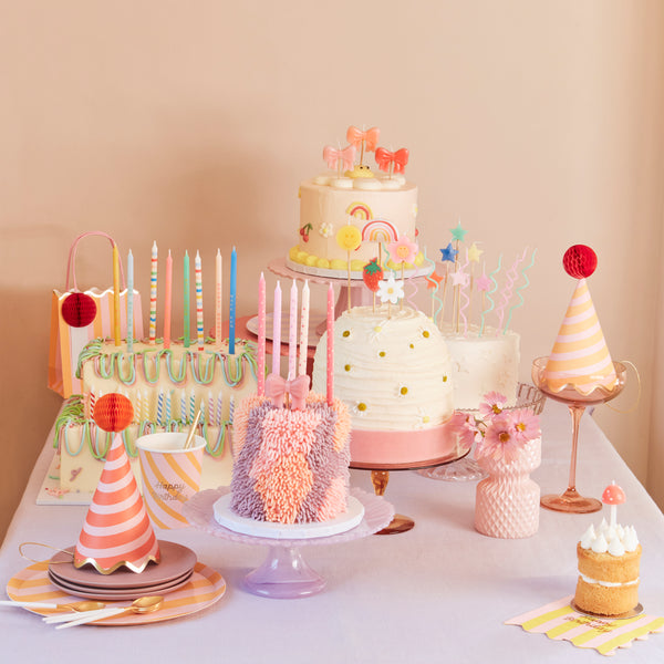 Our pink candles, with star details, are ideal as birthday candles for cakes or cupcakes. Image2