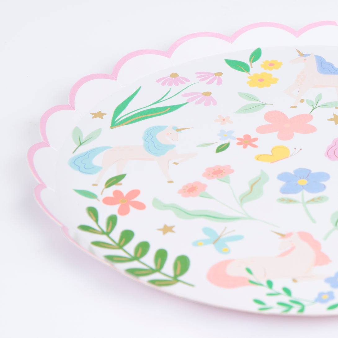 Our unicorn plates, in pretty pastels colours with pops of shiny gold foil, are great for unicorn parties or princess parties.