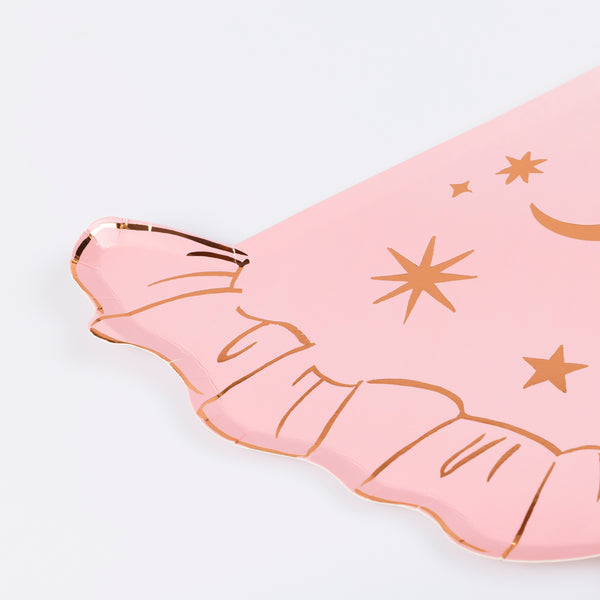 Our pink witch hat plates feature shiny rose gold details for a really stylish look. Image3