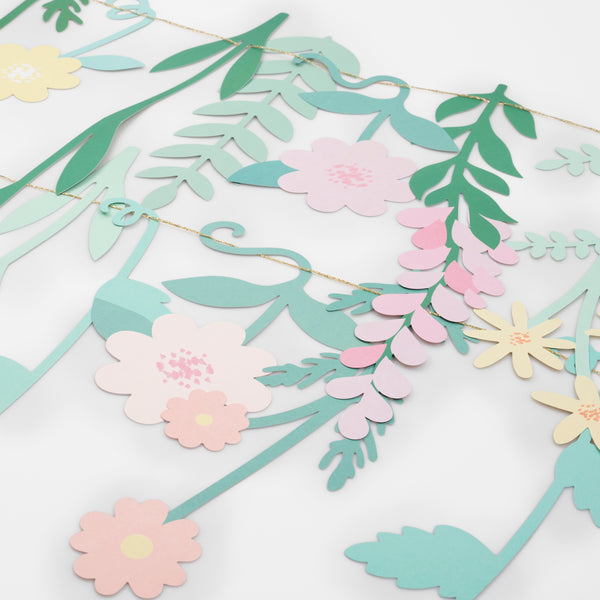 Our party garland, with flowers and foliage, is the perfect party packdrop. Image5
