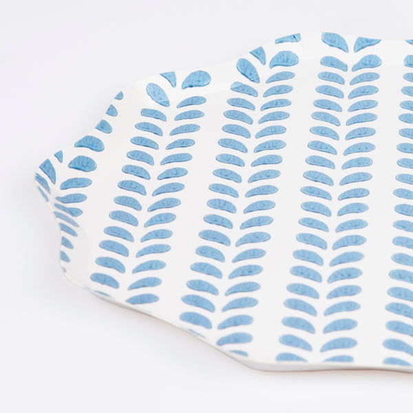 Our paper dinner plates feature Molly Mahon floral prints for a wonderful look, perfect for a bridal shower or garden party. Image3