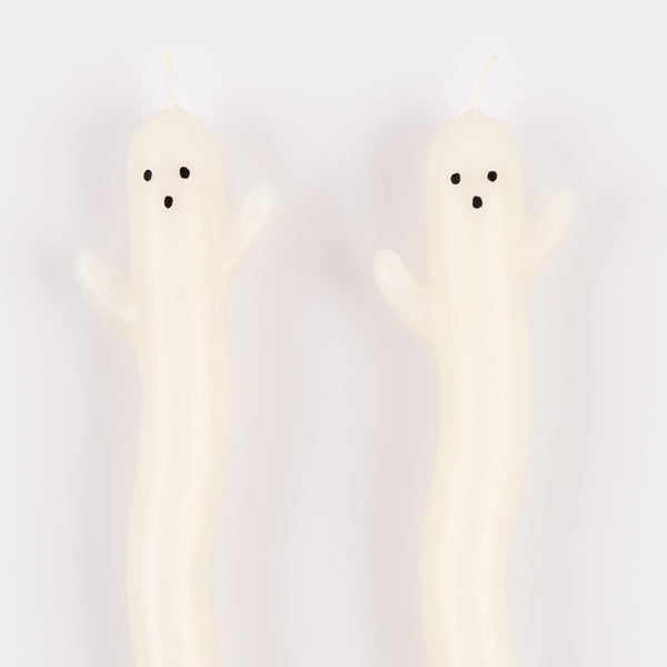 Our Halloween candles are made in the shape of tall wavy ghosts, the ideal table candles for a fabulous effect. Image3