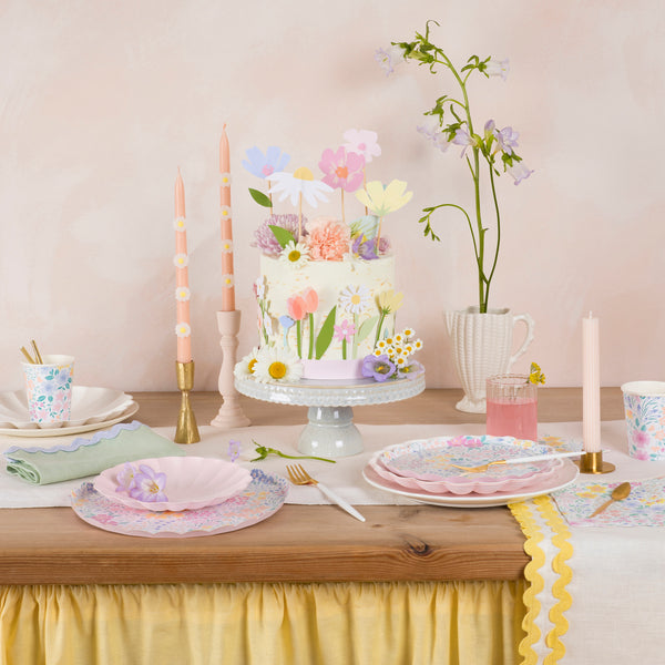 Our special cake decoration set includes 5 flower cake toppers and flower cake wraps to instantly decorate your cake. Image2